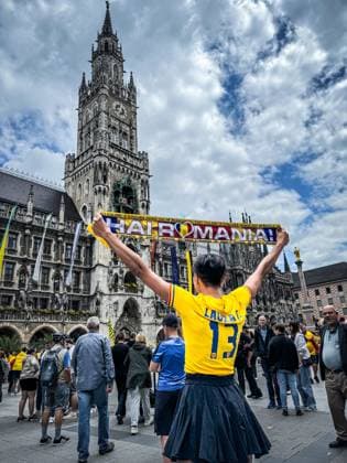 Fußball, UEFA, Europameisterschaft, Achtelfinale, 2024, Rumänien vs. Niederlande, 02.07.2024, Allianz Arena, München, Deutschland, Marienplatz, rumänische Fans, Trikots, Nationalflaggen, Fangesänge, Public Viewing, Straßenfeier, Stadion, Fußballspiel, Achtelfinalspiel, Fußballbegeisterung, Menschenmenge, Fanartikel, Team Rumänien, Fanunterstützung, sportliche Atmosphäre, Europa, Fußballfest, Unterstützung, Jubel, Sportveranstaltung.