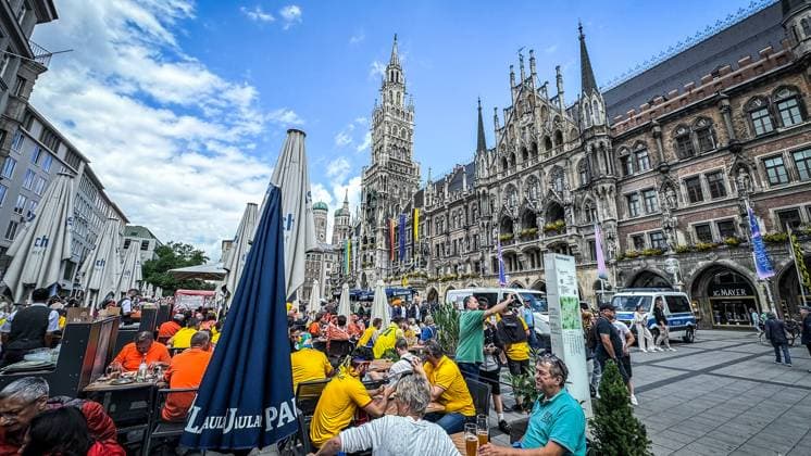 Fußball, UEFA, Europameisterschaft, Achtelfinale, 2024, Rumänien vs. Niederlande, 02.07.2024, Allianz Arena, München, Deutschland, Marienplatz, rumänische Fans, Trikots, Nationalflaggen, Fangesänge, Public Viewing, Straßenfeier, Stadion, Fußballspiel, Achtelfinalspiel, Fußballbegeisterung, Menschenmenge, Fanartikel, Team Rumänien, Fanunterstützung, sportliche Atmosphäre, Europa, Fußballfest, Unterstützung, Jubel, Sportveranstaltung.