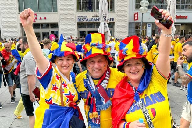 Sport Bilder des Tages Fußball, UEFA, Europameisterschaft, Achtelfinale, 2024, Rumänien vs. Niederlande, 02.07.2024, Allianz Arena, München, Deutschland, Marienplatz, rumänische Fans, Trikots, Nationalflaggen, Fangesänge, Public Viewing, Straßenfeier, Stadion, Fußballspiel, Achtelfinalspiel, Fußballbegeisterung, Menschenmenge, Fanartikel, Team Rumänien, Fanunterstützung, sportliche Atmosphäre, Europa, Fußballfest, Unterstützung, Jubel, Sportveranstaltung. Copyright: xFranzxReindelx