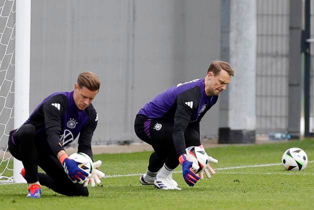 Sport Bilder des Tages Germany s goalkeepers Manuel Neuer (R) and Marc-Andre ter Stegen attend a training session held in Herzogenaurach, Germany, on 02 July 2024. Germany will face Spain in the Euro2024 quarter final match on the upcoming 05 July. Training session of Germany !ACHTUNG: NUR REDAKTIONELLE NUTZUNG!  Copyright: xALBERTOxESTEVEZx GRAF589 20240702-55014036656_1