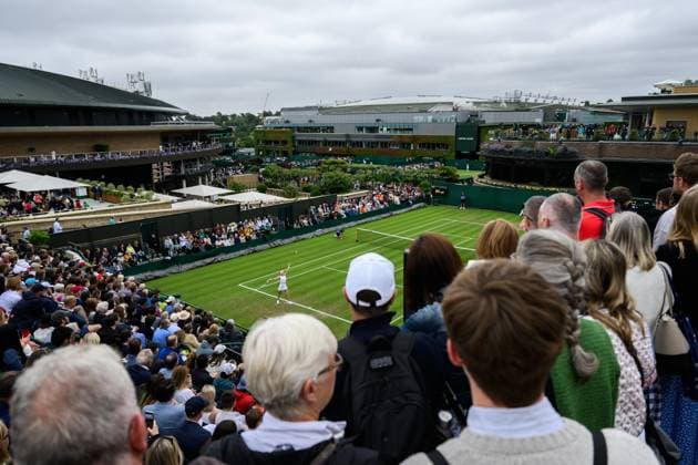 240702 Spactators watch outside of Court 18 as Harriet Dart of Great Britain and Zhuoxuan Bai of China compete in a first round singles match during day 2 of Wimbledon on July 2, 2024 in London. Photo: Jesper Zerman BILDBYRAN kod JZ JZ0548 tennis wimbledon AELTC day 2 bbeng Copyright: JESPERxZERMAN BB240702JZ002
