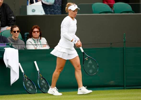 Laura Siegemund (GER) hat zwei extra Reserve Schlaeger an der Bande Copyright: xJuergenxHasenkopfx