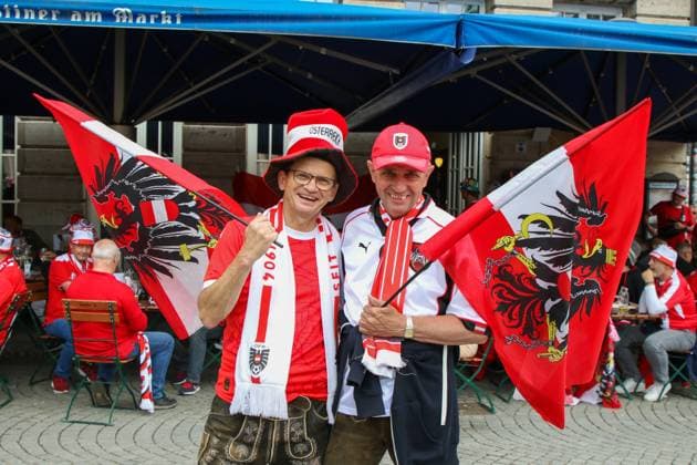 Leipzig - Bereits Stunden vor dem EM-Spiel: Österreichische und türkische Fans feiern in der Innenstadt 02.07.2024 gegen 12.30 Uhr Leipzig, Marktplatz Fotograf: EHL Media Björn Stach Bereits mehrere Stunden vor dem offiziellen Anstoß des EM-Achtelfinales zwischen Österreich und der Türkei haben Fans der österreichsischen und türkischen Mannschaft in der Leipziger Innenstadt gefeiert. Auf dem Marktplatz sangen und tranken mehrere Fans Bier. Die Situation blieb friedlich, die Polizei beobachtet die Situation aus der Ferne. Im Vergleich zu den vorhergehenden Partien in Leipzig ist die Anzahl der Fans bis zum Mittag jedoch noch deutlich geringer. Leipzig Sachsen Deutschland Copyright: xEHLxMedia BjörnxStachx 240702_em-leipzig-tuerkei-oesterreich_1