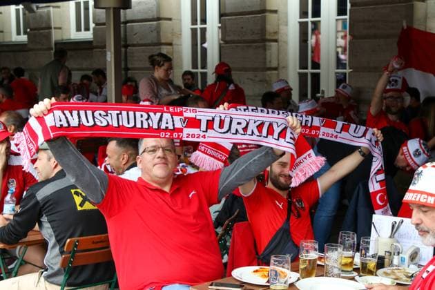 Leipzig - Bereits Stunden vor dem EM-Spiel: Österreichische und türkische Fans feiern in der Innenstadt 02.07.2024 gegen 12.30 Uhr Leipzig, Marktplatz Fotograf: EHL Media Björn Stach Bereits mehrere Stunden vor dem offiziellen Anstoß des EM-Achtelfinales zwischen Österreich und der Türkei haben Fans der österreichsischen und türkischen Mannschaft in der Leipziger Innenstadt gefeiert. Auf dem Marktplatz sangen und tranken mehrere Fans Bier. Die Situation blieb friedlich, die Polizei beobachtet die Situation aus der Ferne. Im Vergleich zu den vorhergehenden Partien in Leipzig ist die Anzahl der Fans bis zum Mittag jedoch noch deutlich geringer. Leipzig Sachsen Deutschland Copyright: xEHLxMedia BjörnxStachx 240702_em-leipzig-tuerkei-oesterreich_2