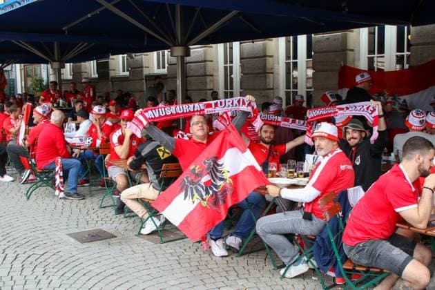 Leipzig - Bereits Stunden vor dem EM-Spiel: Österreichische und türkische Fans feiern in der Innenstadt 02.07.2024 gegen 12.30 Uhr Leipzig, Marktplatz Fotograf: EHL Media Björn Stach Bereits mehrere Stunden vor dem offiziellen Anstoß des EM-Achtelfinales zwischen Österreich und der Türkei haben Fans der österreichsischen und türkischen Mannschaft in der Leipziger Innenstadt gefeiert. Auf dem Marktplatz sangen und tranken mehrere Fans Bier. Die Situation blieb friedlich, die Polizei beobachtet die Situation aus der Ferne. Im Vergleich zu den vorhergehenden Partien in Leipzig ist die Anzahl der Fans bis zum Mittag jedoch noch deutlich geringer. Leipzig Sachsen Deutschland Copyright: xEHLxMedia BjörnxStachx 240702_em-leipzig-tuerkei-oesterreich_3