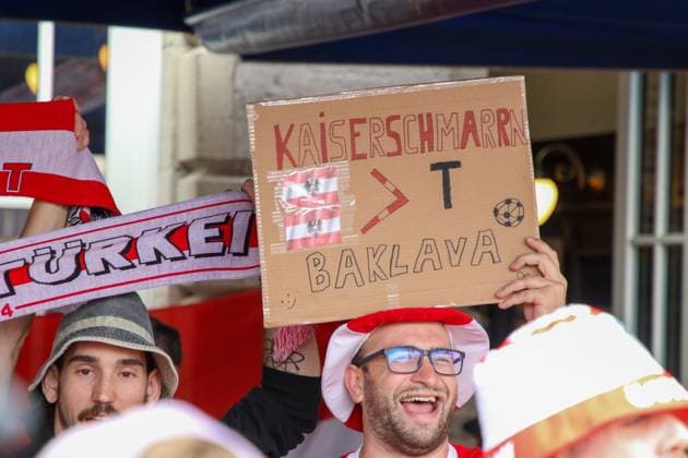 Leipzig - Bereits Stunden vor dem EM-Spiel: Österreichische und türkische Fans feiern in der Innenstadt 02.07.2024 gegen 12.30 Uhr Leipzig, Marktplatz Fotograf: EHL Media Björn Stach Bereits mehrere Stunden vor dem offiziellen Anstoß des EM-Achtelfinales zwischen Österreich und der Türkei haben Fans der österreichsischen und türkischen Mannschaft in der Leipziger Innenstadt gefeiert. Auf dem Marktplatz sangen und tranken mehrere Fans Bier. Die Situation blieb friedlich, die Polizei beobachtet die Situation aus der Ferne. Im Vergleich zu den vorhergehenden Partien in Leipzig ist die Anzahl der Fans bis zum Mittag jedoch noch deutlich geringer. Leipzig Sachsen Deutschland Copyright: xEHLxMedia BjörnxStachx 240702_em-leipzig-tuerkei-oesterreich_4