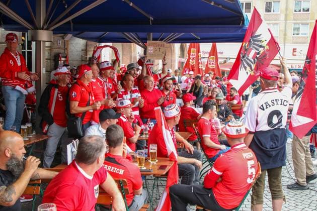 Leipzig - Bereits Stunden vor dem EM-Spiel: Österreichische und türkische Fans feiern in der Innenstadt 02.07.2024 gegen 12.30 Uhr Leipzig, Marktplatz Fotograf: EHL Media Björn Stach Bereits mehrere Stunden vor dem offiziellen Anstoß des EM-Achtelfinales zwischen Österreich und der Türkei haben Fans der österreichsischen und türkischen Mannschaft in der Leipziger Innenstadt gefeiert. Auf dem Marktplatz sangen und tranken mehrere Fans Bier. Die Situation blieb friedlich, die Polizei beobachtet die Situation aus der Ferne. Im Vergleich zu den vorhergehenden Partien in Leipzig ist die Anzahl der Fans bis zum Mittag jedoch noch deutlich geringer. Leipzig Sachsen Deutschland Copyright: xEHLxMedia BjörnxStachx 240702_em-leipzig-tuerkei-oesterreich_5