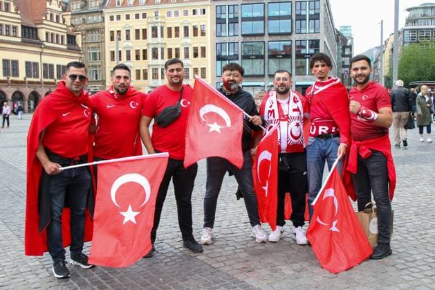 Leipzig - Bereits Stunden vor dem EM-Spiel: Österreichische und türkische Fans feiern in der Innenstadt 02.07.2024 gegen 12.30 Uhr Leipzig, Marktplatz Fotograf: EHL Media Björn Stach Bereits mehrere Stunden vor dem offiziellen Anstoß des EM-Achtelfinales zwischen Österreich und der Türkei haben Fans der österreichsischen und türkischen Mannschaft in der Leipziger Innenstadt gefeiert. Auf dem Marktplatz sangen und tranken mehrere Fans Bier. Die Situation blieb friedlich, die Polizei beobachtet die Situation aus der Ferne. Im Vergleich zu den vorhergehenden Partien in Leipzig ist die Anzahl der Fans bis zum Mittag jedoch noch deutlich geringer. Leipzig Sachsen Deutschland Copyright: xEHLxMedia BjörnxStachx 240702_em-leipzig-tuerkei-oesterreich_6