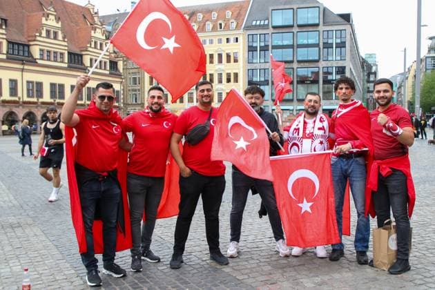 Leipzig - Bereits Stunden vor dem EM-Spiel: Österreichische und türkische Fans feiern in der Innenstadt 02.07.2024 gegen 12.30 Uhr Leipzig, Marktplatz Fotograf: EHL Media Björn Stach Bereits mehrere Stunden vor dem offiziellen Anstoß des EM-Achtelfinales zwischen Österreich und der Türkei haben Fans der österreichsischen und türkischen Mannschaft in der Leipziger Innenstadt gefeiert. Auf dem Marktplatz sangen und tranken mehrere Fans Bier. Die Situation blieb friedlich, die Polizei beobachtet die Situation aus der Ferne. Im Vergleich zu den vorhergehenden Partien in Leipzig ist die Anzahl der Fans bis zum Mittag jedoch noch deutlich geringer. Leipzig Sachsen Deutschland Copyright: xEHLxMedia BjörnxStachx 240702_em-leipzig-tuerkei-oesterreich_7