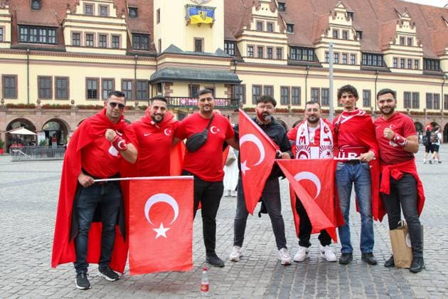 Leipzig - Bereits Stunden vor dem EM-Spiel: Österreichische und türkische Fans feiern in der Innenstadt 02.07.2024 gegen 12.30 Uhr Leipzig, Marktplatz Fotograf: EHL Media Björn Stach Bereits mehrere Stunden vor dem offiziellen Anstoß des EM-Achtelfinales zwischen Österreich und der Türkei haben Fans der österreichsischen und türkischen Mannschaft in der Leipziger Innenstadt gefeiert. Auf dem Marktplatz sangen und tranken mehrere Fans Bier. Die Situation blieb friedlich, die Polizei beobachtet die Situation aus der Ferne. Im Vergleich zu den vorhergehenden Partien in Leipzig ist die Anzahl der Fans bis zum Mittag jedoch noch deutlich geringer. Leipzig Sachsen Deutschland Copyright: xEHLxMedia BjörnxStachx 240702_em-leipzig-tuerkei-oesterreich_8
