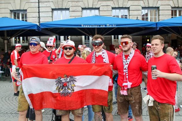 Leipzig - Bereits Stunden vor dem EM-Spiel: Österreichische und türkische Fans feiern in der Innenstadt 02.07.2024 gegen 12.30 Uhr Leipzig, Marktplatz Fotograf: EHL Media Björn Stach Bereits mehrere Stunden vor dem offiziellen Anstoß des EM-Achtelfinales zwischen Österreich und der Türkei haben Fans der österreichsischen und türkischen Mannschaft in der Leipziger Innenstadt gefeiert. Auf dem Marktplatz sangen und tranken mehrere Fans Bier. Die Situation blieb friedlich, die Polizei beobachtet die Situation aus der Ferne. Im Vergleich zu den vorhergehenden Partien in Leipzig ist die Anzahl der Fans bis zum Mittag jedoch noch deutlich geringer. Leipzig Sachsen Deutschland Copyright: xEHLxMedia BjörnxStachx 240702_em-leipzig-tuerkei-oesterreich_9