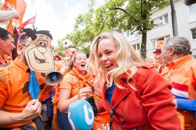 02.07.2024 - Fußball, Europameisterschaft 2024 in Deutschland, Fans in München Rumänien - Niederlande: Niederländische Fans vor dem Spiel beim Fanmarsch in der Nähe des Olympiaparks. Im Bild tanzen sie das Lied Links Rechts von Snollebollekes mit Fernsehmoderatorin Joya de Boer.