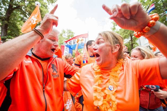 02.07.2024 - Fußball, Europameisterschaft 2024 in Deutschland, Fans in München Rumänien - Niederlande: Niederländische Fans vor dem Spiel beim Fanmarsch in der Nähe des Olympiaparks. Im Bild tanzen sie das Lied Links Rechts von Snollebollekes.