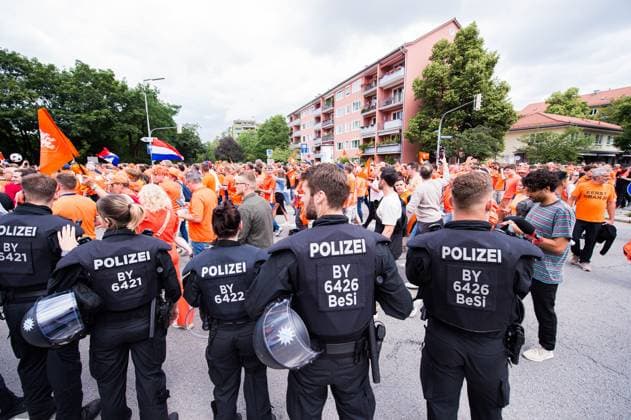 02.07.2024 - Fußball, Europameisterschaft 2024 in Deutschland, Fans in München Rumänien - Niederlande: Die Polizei vor den niederländischen Fans vor dem Spiel beim Fanmarsch in der Nähe des Olympiaparks.