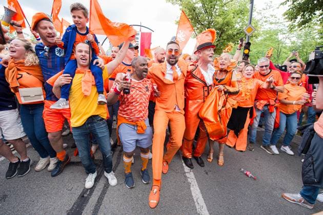 Sport Bilder des Tages 02.07.2024 - Fußball, Europameisterschaft 2024 in Deutschland, Fans in München Rumänien - Niederlande: Niederländische Fans vor dem Spiel beim Fanmarsch in der Nähe des Olympiaparks. Im Bild tanzen sie das Lied Links Rechts von Snollebollekes.