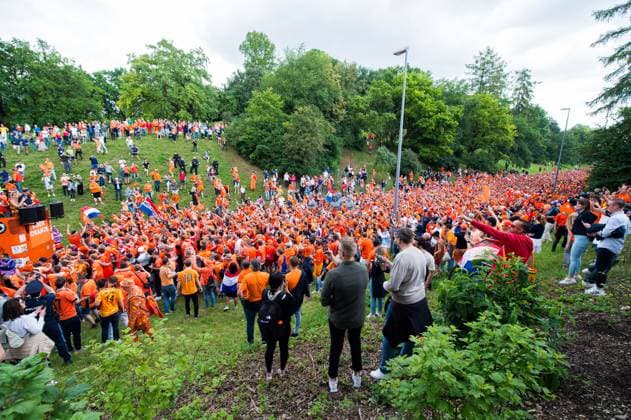 02.07.2024 - Fußball, Europameisterschaft 2024 in Deutschland, Fans in München Rumänien - Niederlande: Niederländische Fans vor dem Spiel beim Fanmarsch in der Nähe des Olympiaparks.