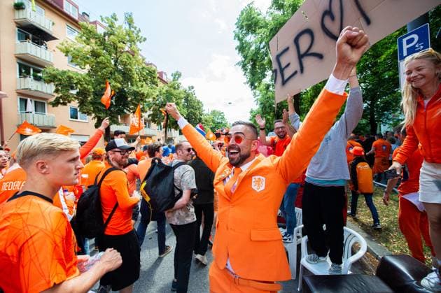 02.07.2024 - Fußball, Europameisterschaft 2024 in Deutschland, Fans in München Rumänien - Niederlande: Niederländische Fans vor dem Spiel beim Fanmarsch in der Nähe des Olympiaparks.