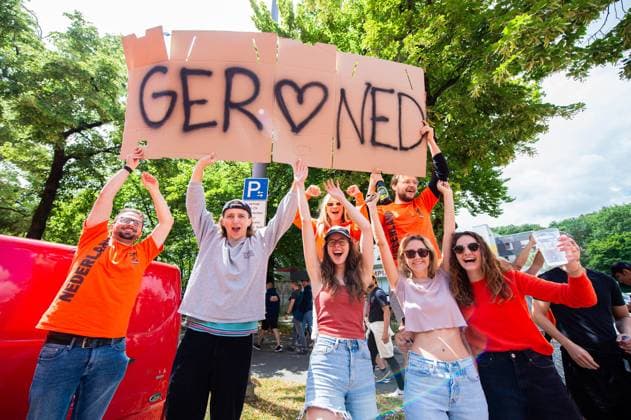 02.07.2024 - Fußball, Europameisterschaft 2024 in Deutschland, Fans in München Rumänien - Niederlande: Fans vor dem Spiel beim Fanmarsch in der Nähe des Olympiaparks.