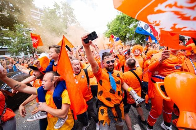 02.07.2024 - Fußball, Europameisterschaft 2024 in Deutschland, Fans in München Rumänien - Niederlande: Niederländische Fans vor dem Spiel beim Fanmarsch in der Nähe des Olympiaparks. Im Bild tanzen sie das Lied Links Rechts von Snollebollekes.