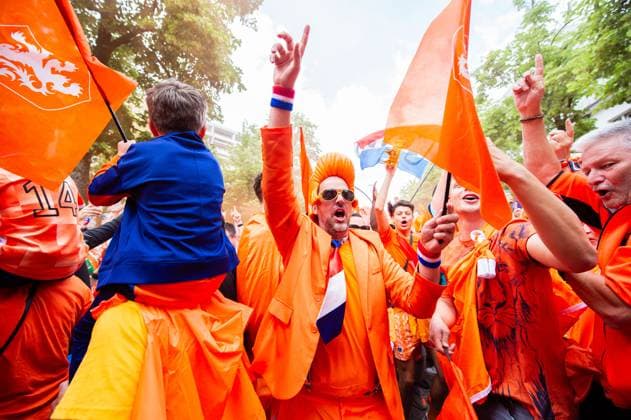 02.07.2024 - Fußball, Europameisterschaft 2024 in Deutschland, Fans in München Rumänien - Niederlande: Niederländische Fans vor dem Spiel beim Fanmarsch in der Nähe des Olympiaparks. Im Bild tanzen sie das Lied Links Rechts von Snollebollekes.