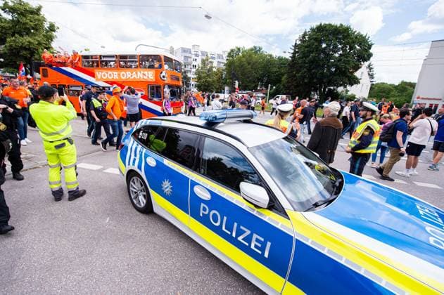 02.07.2024 - Fußball, Europameisterschaft 2024 in Deutschland, Fans in München Rumänien - Niederlande: Niederländische Fans vor dem Spiel beim Fanmarsch in der Nähe des Olympiaparks.