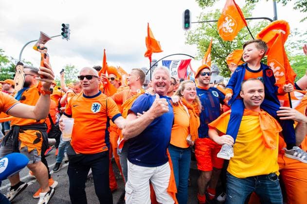 02.07.2024 - Fußball, Europameisterschaft 2024 in Deutschland, Fans in München Rumänien - Niederlande: Niederländische Fans vor dem Spiel beim Fanmarsch in der Nähe des Olympiaparks. Im Bild tanzen sie das Lied Links Rechts von Snollebollekes.