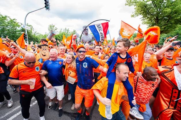 02.07.2024 - Fußball, Europameisterschaft 2024 in Deutschland, Fans in München Rumänien - Niederlande: Niederländische Fans vor dem Spiel beim Fanmarsch in der Nähe des Olympiaparks. Im Bild tanzen sie das Lied Links Rechts von Snollebollekes.