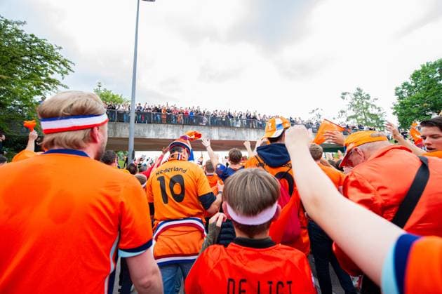 02.07.2024 - Fußball, Europameisterschaft 2024 in Deutschland, Fans in München Rumänien - Niederlande: Niederländische Fans vor dem Spiel beim Fanmarsch in der Nähe des Olympiaparks. Passanten schauen von einer Brücke aus auf den Fanmarsch.