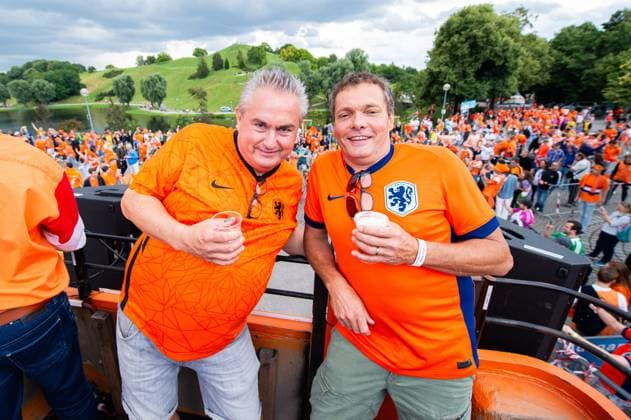 02.07.2024 - Fußball, Europameisterschaft 2024 in Deutschland, Fans in München Rumänien - Niederlande: Niederländische Fans auf dem Fanbus vor dem Spiel beim Fanmarsch in der Nähe des Olympiaparks.