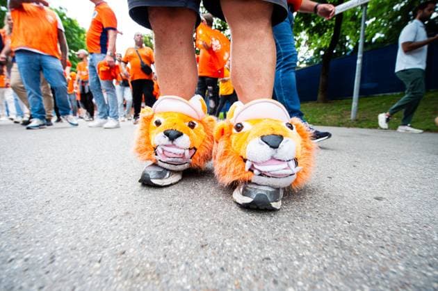 02.07.2024 - Fußball, Europameisterschaft 2024 in Deutschland, Fans in München Rumänien - Niederlande: Niederländische Fans vor dem Spiel beim Fanmarsch in der Nähe des Olympiaparks mit Löwen Überzieher.