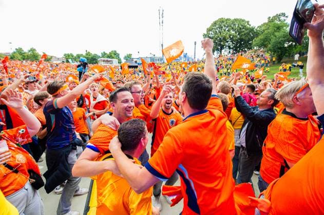 02.07.2024 - Fußball, Europameisterschaft 2024 in Deutschland, Fans in München Rumänien - Niederlande: Niederländische Fans in der Fanzone Munich im Olympiapark.