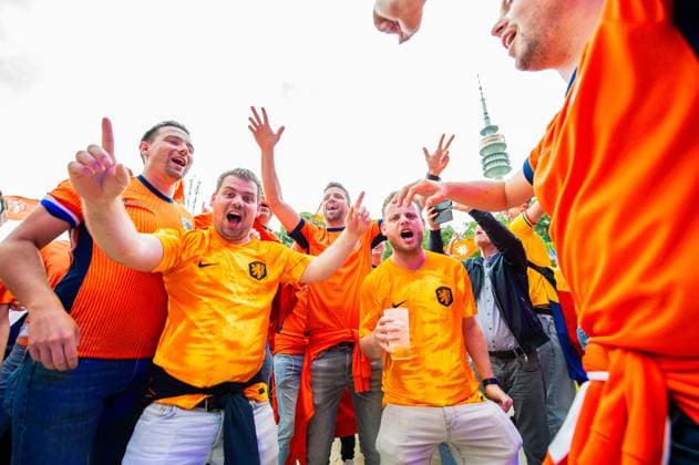 02.07.2024 - Fußball, Europameisterschaft 2024 in Deutschland, Fans in München Rumänien - Niederlande: Niederländische Fans in der Fanzone Munich im Olympiapark.