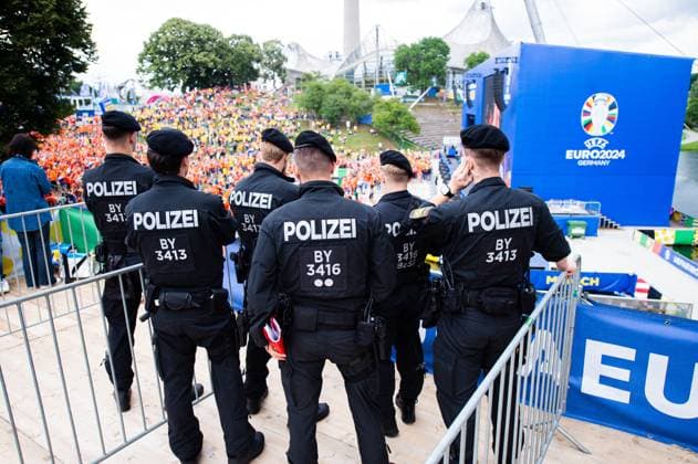02.07.2024 - Fußball, Europameisterschaft 2024 in Deutschland, Fans in München Rumänien - Niederlande: Die Polizei beim Public Viewing Spiel in der Fanzone München vor dem Olympiaturm.