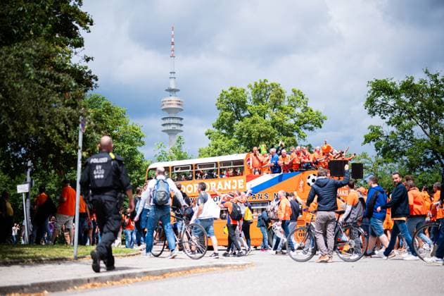 02.07.2024 - Fußball, Europameisterschaft 2024 in Deutschland, Fans in München Rumänien - Niederlande: Niederländische Fans vor dem Spiel beim Fanmarsch mit dem Bus in der Nähe des Olympiaparks.