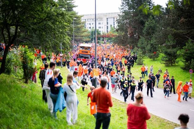 02.07.2024 - Fußball, Europameisterschaft 2024 in Deutschland, Fans in München Rumänien - Niederlande: Niederländische Fans vor dem Spiel beim Fanmarsch mit dem Bus in der Nähe des Olympiaparks.