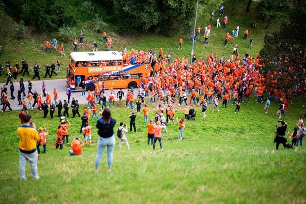 02.07.2024 - Fußball, Europameisterschaft 2024 in Deutschland, Fans in München Rumänien - Niederlande: Niederländische Fans vor dem Spiel beim Fanmarsch mit dem Bus in der Nähe des Olympiaparks.