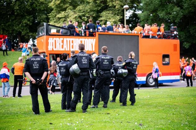 02.07.2024 - Fußball, Europameisterschaft 2024 in Deutschland, Fans in München Rumänien - Niederlande: Niederländische Fans vor dem Spiel beim Fanmarsch mit dem Bus in der Nähe des Olympiaparks.