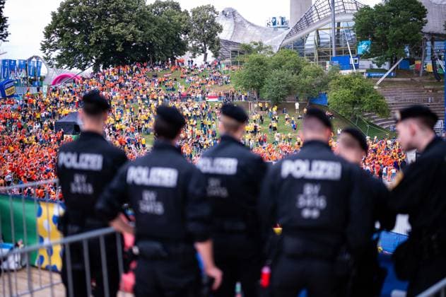 02.07.2024 - Fußball, Europameisterschaft 2024 in Deutschland, Fans in München Rumänien - Niederlande: Die Polizei beim Public Viewing Spiel in der Fanzone München vor dem Olympiaturm.