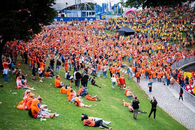 02.07.2024 - Fußball, Europameisterschaft 2024 in Deutschland, Fans in München Rumänien - Niederlande: Niederländische und rumänische Fans beim Public Viewing Spiel in der Fanzone München vor dem Olympiaturm.