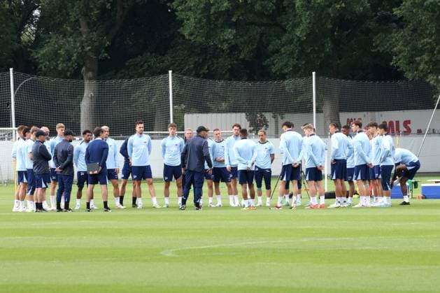 DEU, DFL, 2. FBL Hertha BSC, Training, 02.07.2024, Sportforum, Berlin, DEU, DFL, 2. FBL Hertha BSC, Training, im Bild Cheftrainer Cristian Fiel (Hertha BSC Berlin), Hertha-Spielerkreis DFL - regulations prohibit any use of Photographs as image sequences and or quasi-video Foto: Juergen Engler nordphoto GmbH