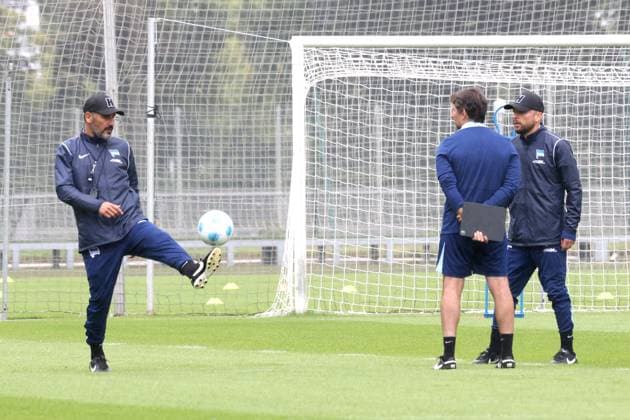 DEU, DFL, 2. FBL Hertha BSC, Training, 02.07.2024, Sportforum, Berlin, DEU, DFL, 2. FBL Hertha BSC, Training, im Bild Cheftrainer Cristian Fiel (Hertha BSC Berlin), Co-Trainer Jaime Monroy (Hertha BSC Berlin), Co-Trainer Patrick Ebert (Hertha BSC Berlin) DFL - regulations prohibit any use of Photographs as image sequences and or quasi-video Foto: Juergen Engler nordphoto GmbH