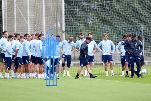 DEU, DFL, 2. FBL Hertha BSC, Training, 02.07.2024, Sportforum, Berlin, DEU, DFL, 2. FBL Hertha BSC, Training, im Bild Cheftrainer Cristian Fiel (Hertha BSC Berlin), Hertha-Spielerkreis, Dirk Kunert DFL - regulations prohibit any use of Photographs as image sequences and or quasi-video Foto: Juergen Engler nordphoto GmbH