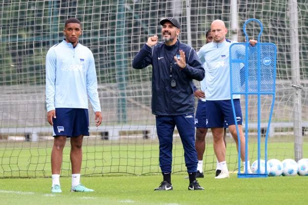 DEU, DFL, 2. FBL Hertha BSC, Training, 02.07.2024, Sportforum, Berlin, DEU, DFL, 2. FBL Hertha BSC, Training, im Bild Cheftrainer Cristian Fiel (Hertha BSC Berlin), Hertha-Spielerkreis, Bradley Ibrahim (Hertha BSC Berlin 23), Toni Leistner (Hertha BSC Berlin 37) DFL - regulations prohibit any use of Photographs as image sequences and or quasi-video Foto: Juergen Engler nordphoto GmbH