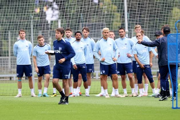 DEU, DFL, 2. FBL Hertha BSC, Training, 02.07.2024, Sportforum, Berlin, DEU, DFL, 2. FBL Hertha BSC, Training, im Bild Co-Trainer Jaime Monroy (Hertha BSC Berlin), Hertha-Spielerkreis DFL - regulations prohibit any use of Photographs as image sequences and or quasi-video Foto: Juergen Engler nordphoto GmbH