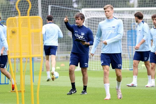 DEU, DFL, 2. FBL Hertha BSC, Training, 02.07.2024, Sportforum, Berlin, DEU, DFL, 2. FBL Hertha BSC, Training, im Bild Co-Trainer Jaime Monroy (Hertha BSC Berlin), Hertha-Spielerkreis DFL - regulations prohibit any use of Photographs as image sequences and or quasi-video Foto: Juergen Engler nordphoto GmbH