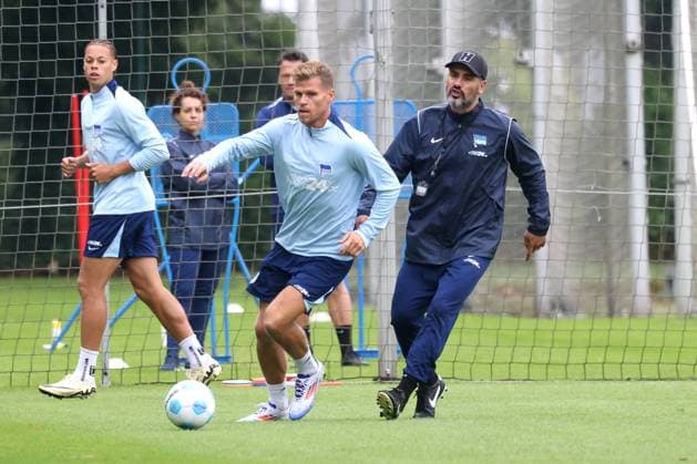 DEU, DFL, 2. FBL Hertha BSC, Training, 02.07.2024, Sportforum, Berlin, DEU, DFL, 2. FBL Hertha BSC, Training, im Bild Cheftrainer Cristian Fiel (Hertha BSC Berlin), Florian Niederlechner (Hertha BSC Berlin 7) DFL - regulations prohibit any use of Photographs as image sequences and or quasi-video Foto: Juergen Engler nordphoto GmbH