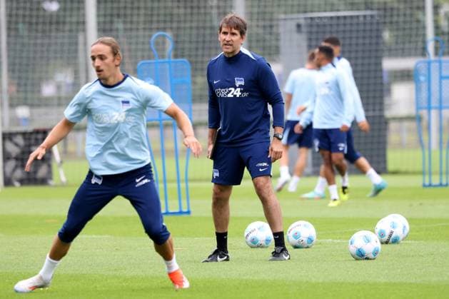 DEU, DFL, 2. FBL Hertha BSC, Training, 02.07.2024, Sportforum, Berlin, DEU, DFL, 2. FBL Hertha BSC, Training, im Bild Co-Trainer Jaime Monroy (Hertha BSC Berlin), Michal Karbownik (Hertha BSC Berlin 6) DFL - regulations prohibit any use of Photographs as image sequences and or quasi-video Foto: Juergen Engler nordphoto GmbH