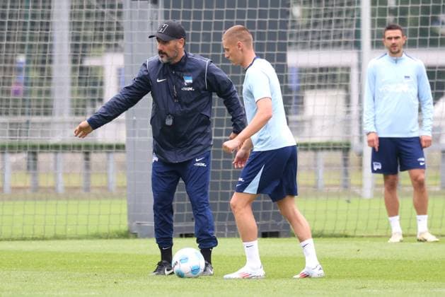 DEU, DFL, 2. FBL Hertha BSC, Training, 02.07.2024, Sportforum, Berlin, DEU, DFL, 2. FBL Hertha BSC, Training, im Bild Cheftrainer Cristian Fiel (Hertha BSC Berlin), Palko Dardai (Hertha BSC Berlin 27) DFL - regulations prohibit any use of Photographs as image sequences and or quasi-video Foto: Juergen Engler nordphoto GmbH