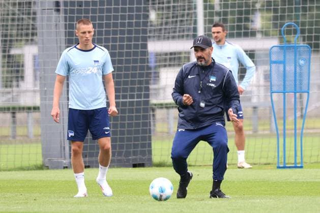 DEU, DFL, 2. FBL Hertha BSC, Training, 02.07.2024, Sportforum, Berlin, DEU, DFL, 2. FBL Hertha BSC, Training, im Bild Cheftrainer Cristian Fiel (Hertha BSC Berlin), Palko Dardai (Hertha BSC Berlin 27) DFL - regulations prohibit any use of Photographs as image sequences and or quasi-video Foto: Juergen Engler nordphoto GmbH