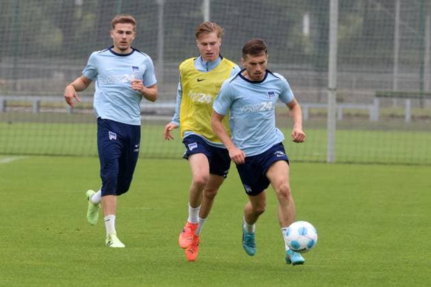 DEU, DFL, 2. FBL Hertha BSC, Training, 02.07.2024, Sportforum, Berlin, DEU, DFL, 2. FBL Hertha BSC, Training, im Bild Marten Winkler (Hertha BSC Berlin 22), Julian Eitschberger (Hertha BSC Berlin 42), Jonjoe Kenny (Hertha BSC Berlin 16) DFL - regulations prohibit any use of Photographs as image sequences and or quasi-video Foto: Juergen Engler nordphoto GmbH